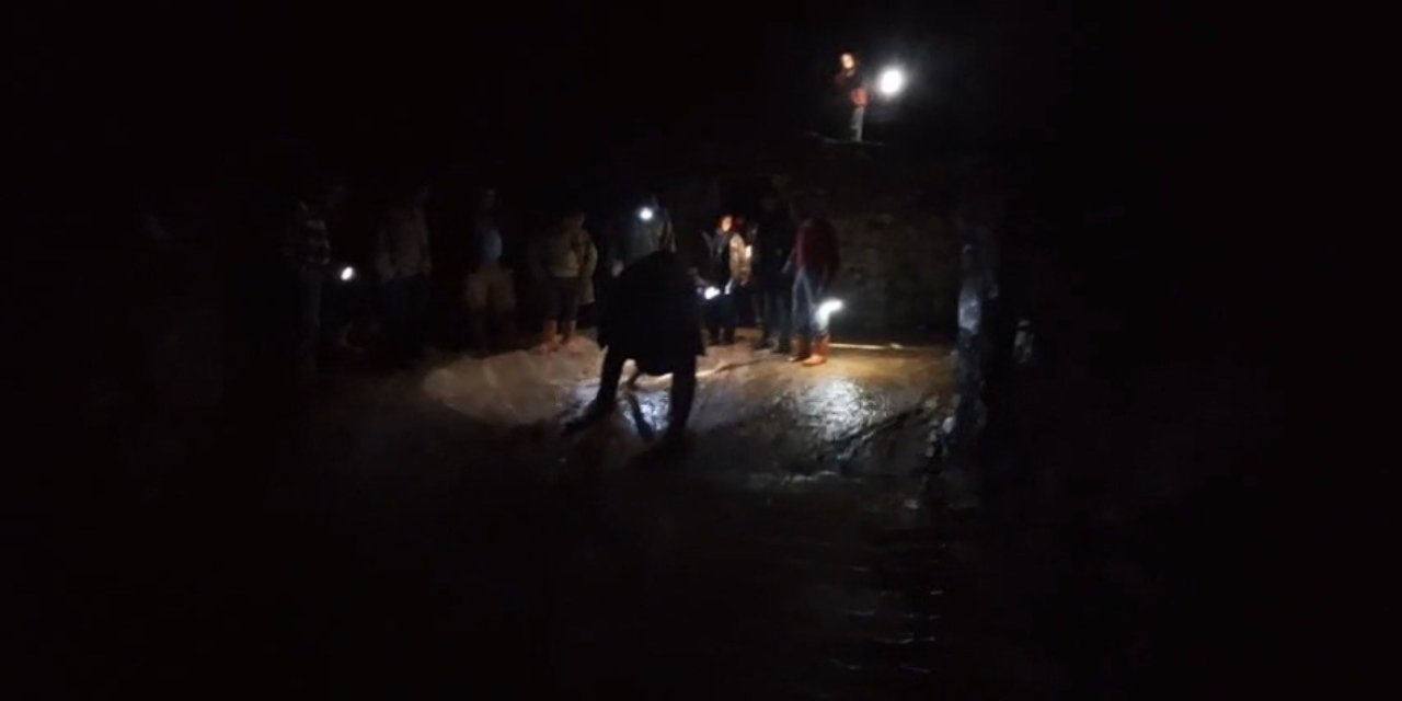 Midyat’ta Muhtar ve Vatandaş El Ele Verdi: Mahalledeki Sel Faciası Önlendi