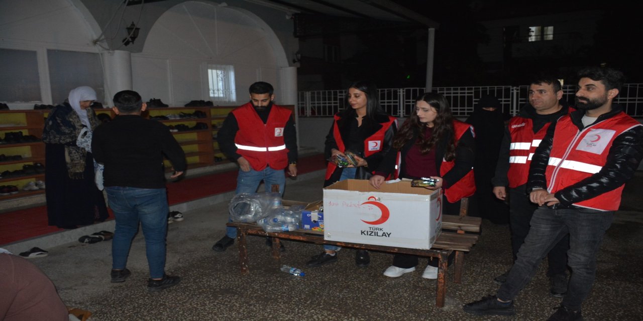 Şırnak Kızılay'dan Kadir Gecesinde Vatandaşlara Anlamlı İkram