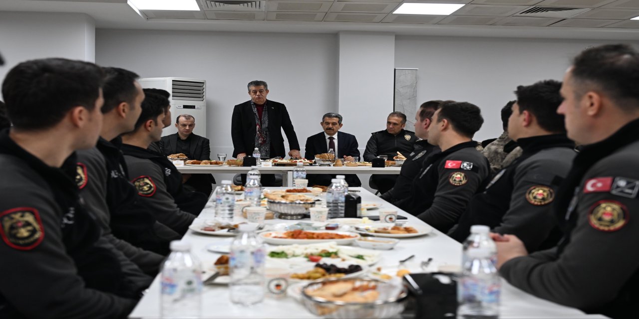 Vali Ekici’den Gece Mesaisindeki Polislere Sahur Ziyareti