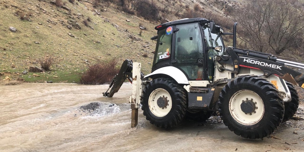 Şırnak’ta sel suları yolları kapattı