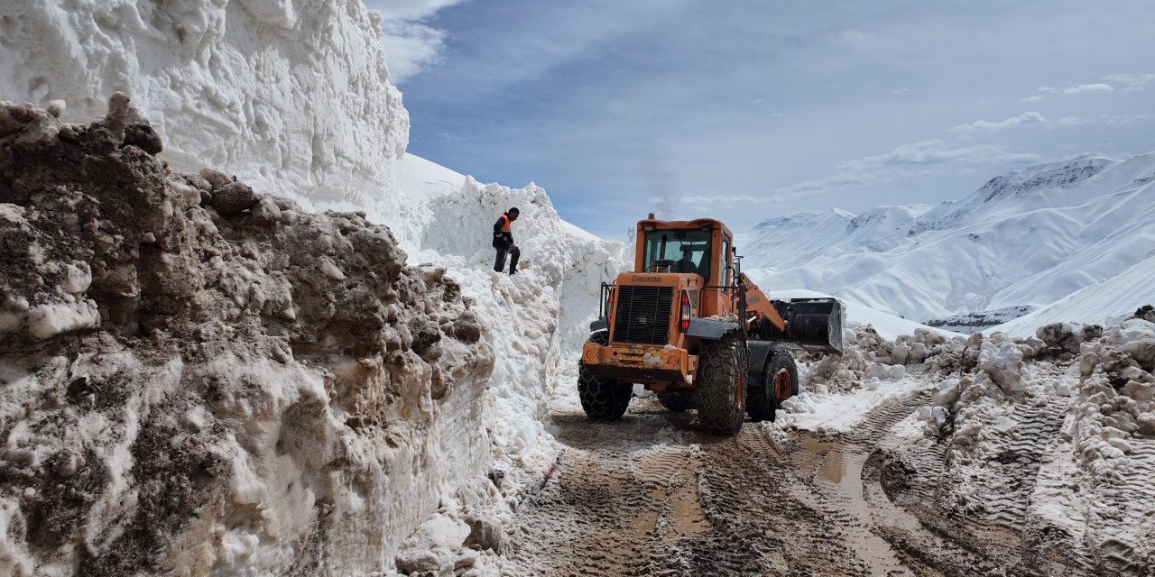 Şırnak'ta Çığ düşen yolda 11 Metre Karda yol açma çalışmaları başlatıldı