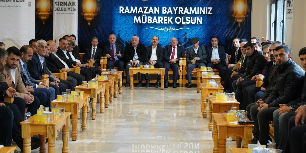 Şırnak'ta Coşkulu Bayramlaşma: Protokol Halkla bayramlaşıp, kucaklaştı