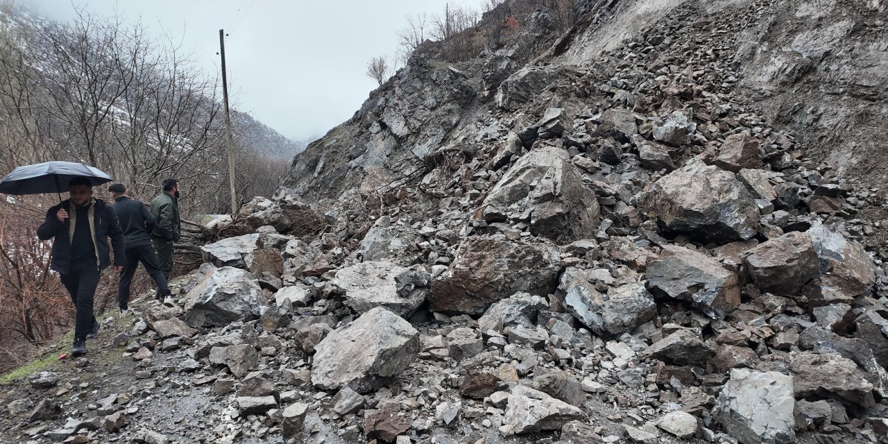 Beytüşşebap'ta heyelan  11 yeri ulaşıma kapattı