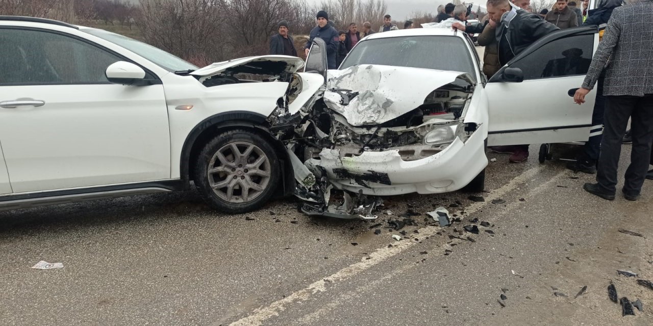 Elazığ'da iki otomobil çarpıştığı feci kazada facia ucuz atlatıldı: Kazada 9 kişi yaralandı