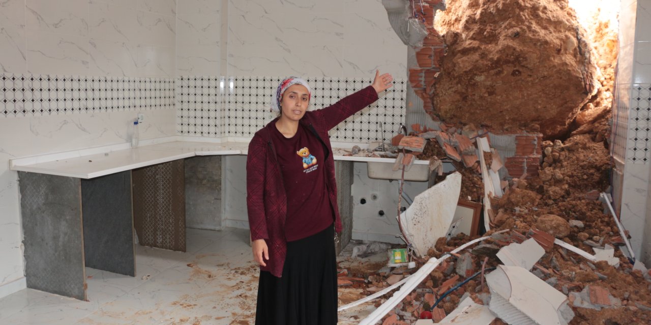 Cizre'de sağanak yağış heyelana neden oldu: Dev kayalar evi yıktı