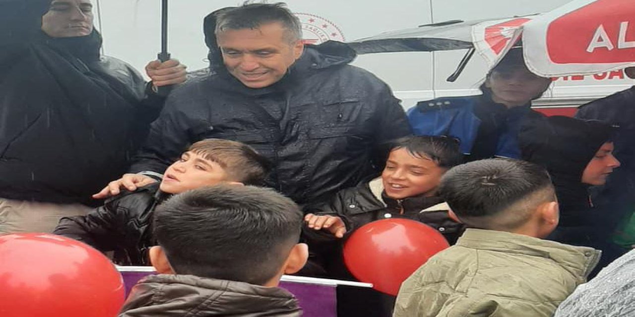 Emniyet Müdürü Sazak Çocukların Kalbine Dokundu