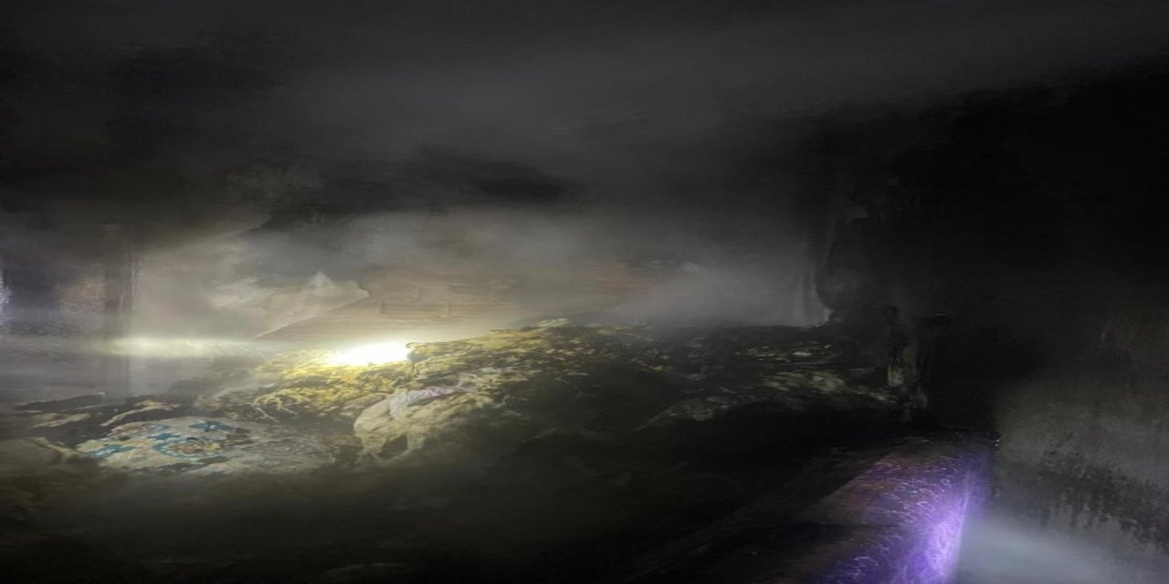 Siirt'te iki katlı binada korkutan yangın  Siirt'te iki katlı binada çıkan yangın,