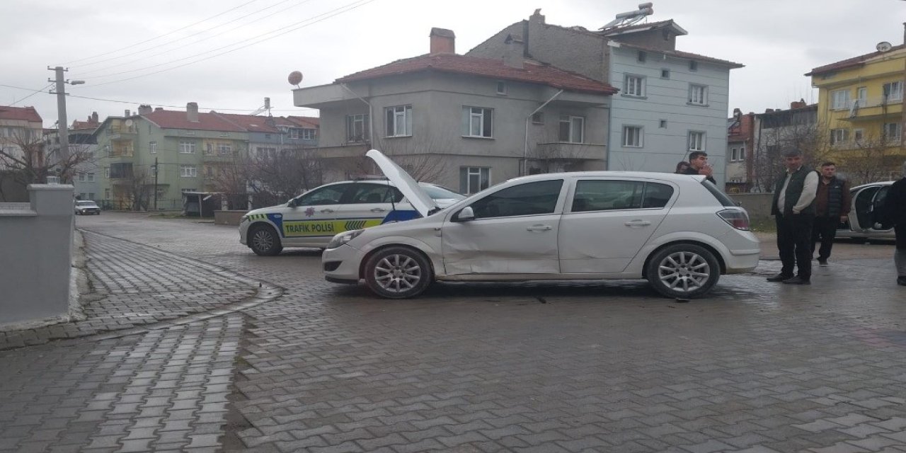 Kavşakta İki Otomobil Çarpıştı: Aynı Aileden 1’i Bebek 3 Yaralı