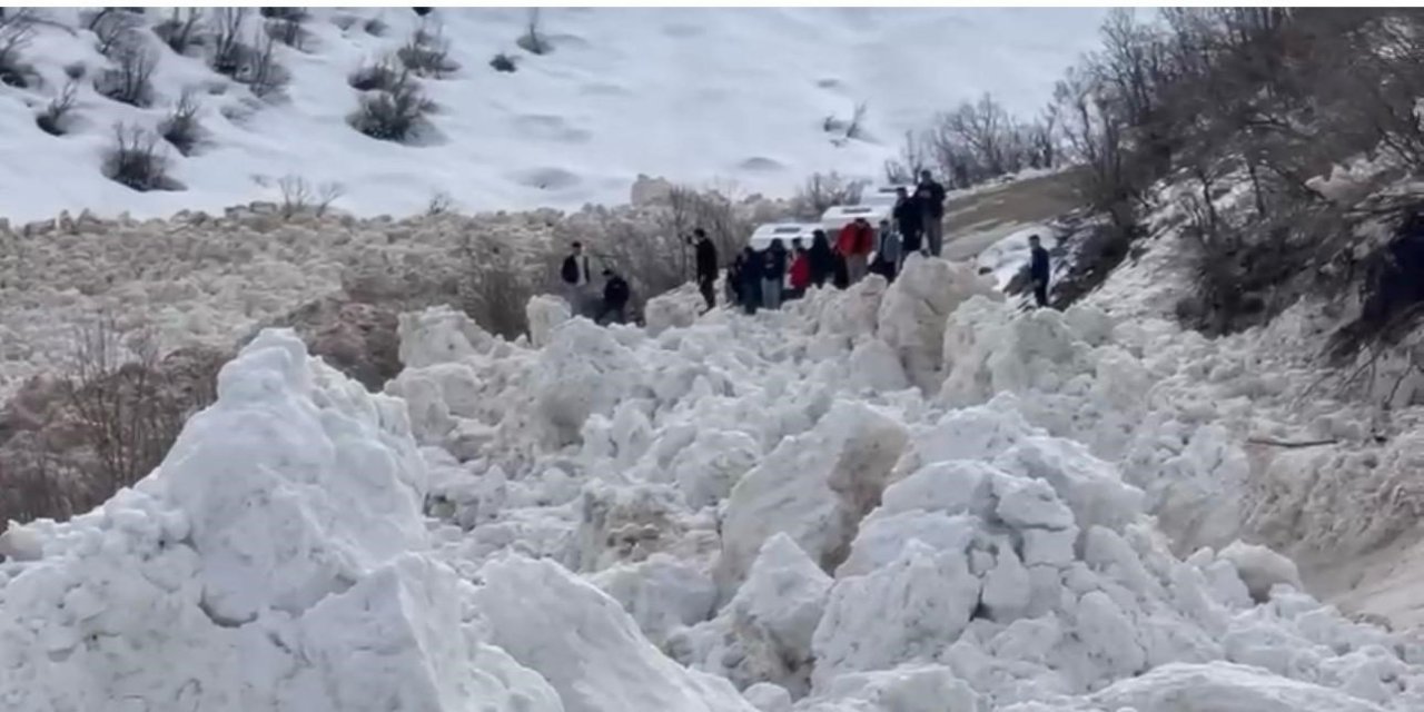 Şırnak'ta Öğrenci Servisi Çığdan Saniyelerle Kurtuldu!