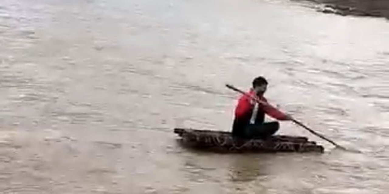 Sağanak Yağışı eğlenceye çevirdi, taşan derede sal keyfi yaptı