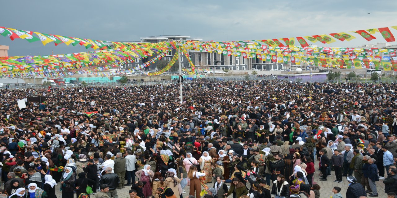 Silopi’de Nevruz Coşkusu: Yöresel Kıyafetlerle Renk Cümbüşü Yaşandı!
