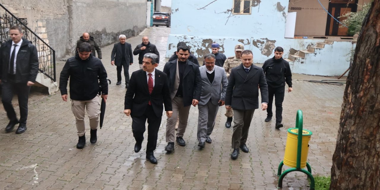 Vali ekici selin vurduğu Oyalı köyünde: “Vatandaşımız yalnız değil”