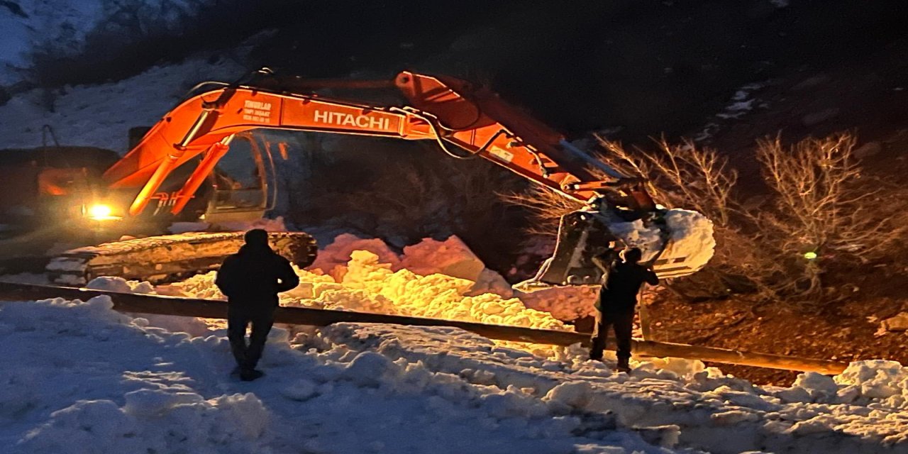 Şırnak'ta korkutan çığ: Tonlarca kar Beşağaç'ı yuttu, ekipler imkansızı başardı