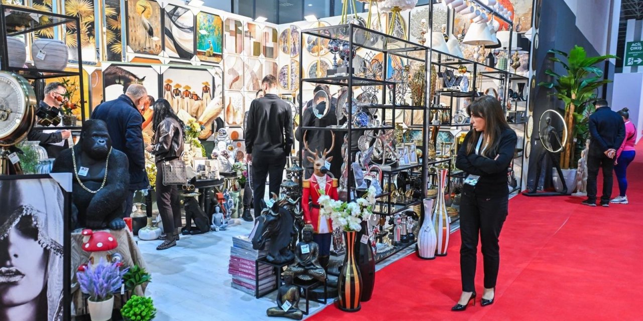 İzmir Mobilyası Dünya Pazarında Görücüye Çıktı: İZFURNEX 2026 Kapılarını Açtı