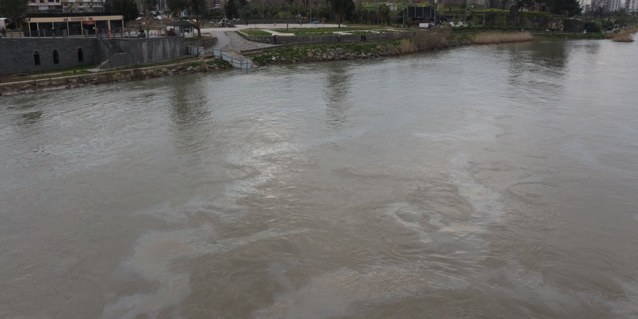 Cizre'de Dicle Nehrinden su yerine petrol aktı, ekipler seferber oldu