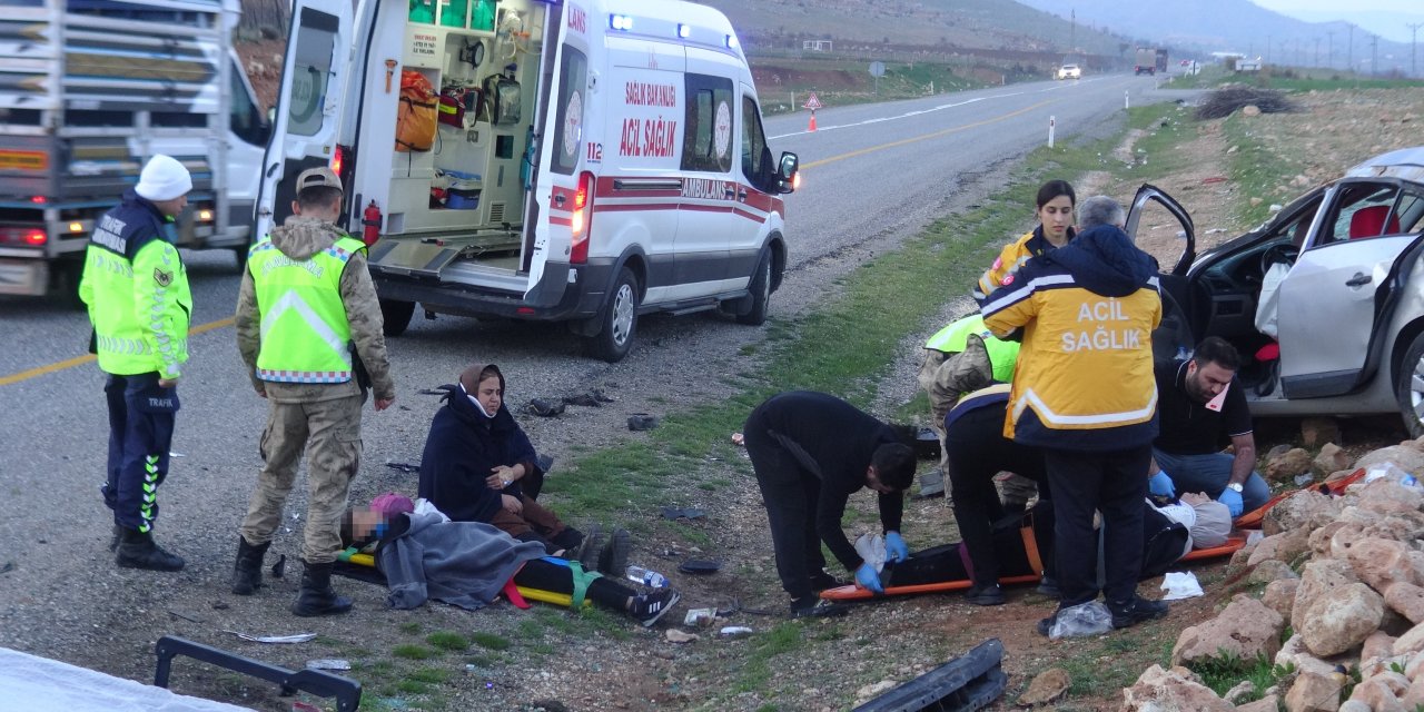Batman'da direğe çarpıp takla atan araç hurdaya döndü: 5 yaralı