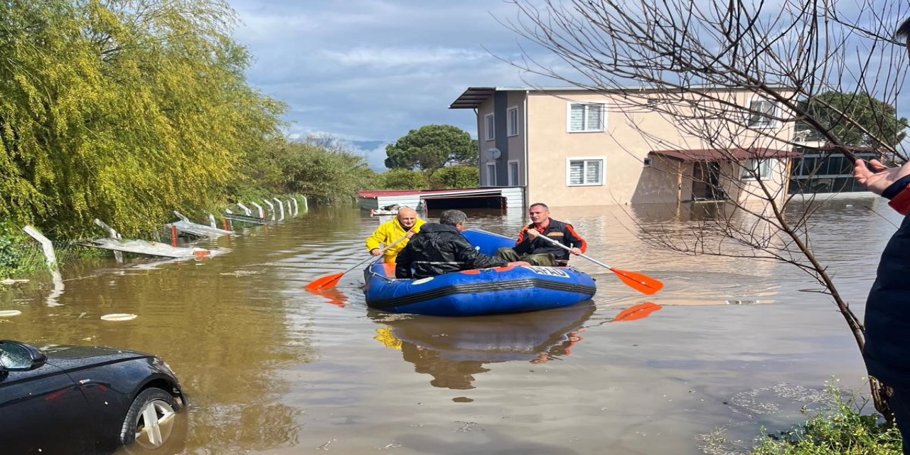Yükselen sular evde mahsur bıraktı, AFAD ekipleri yetişti