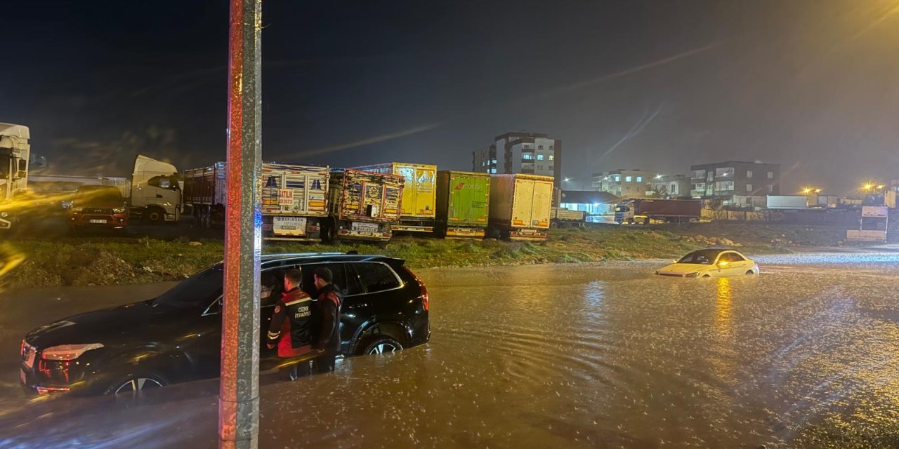 Cizre’de Araçlarda Mahsur Kalan 3 Kişiyi İtfaiye Kurtardı