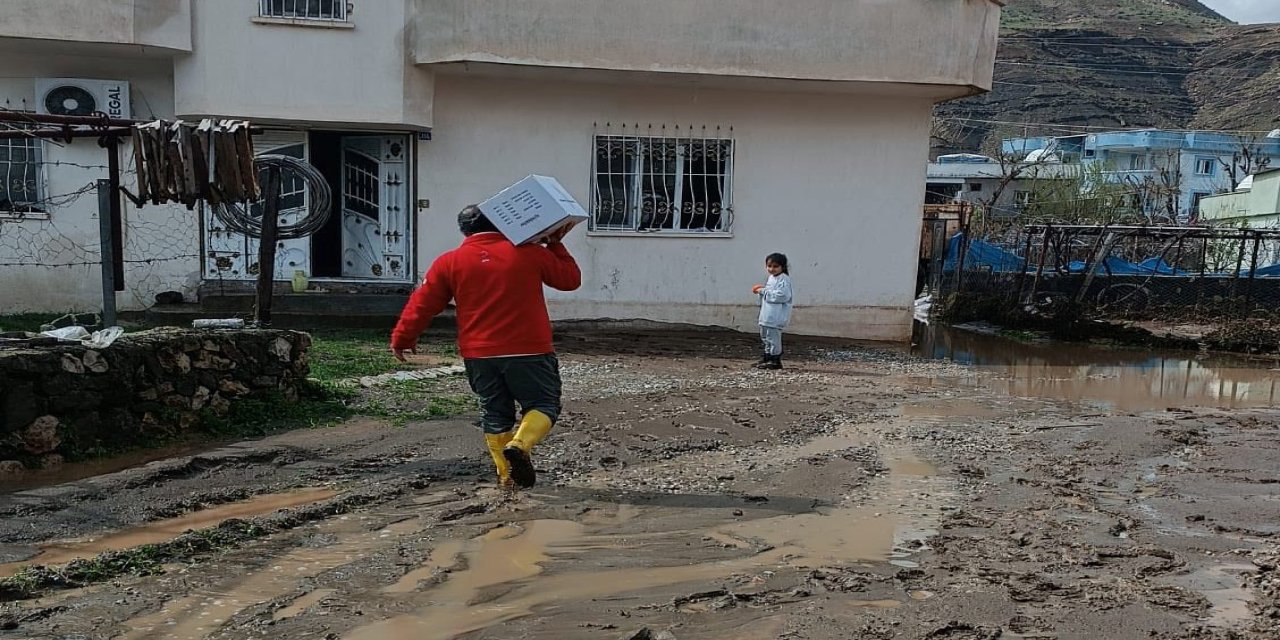Türk Kızılay Afet Bölgesinde! Şırnaklı Ailelerin Zor Gününde Yanındalar