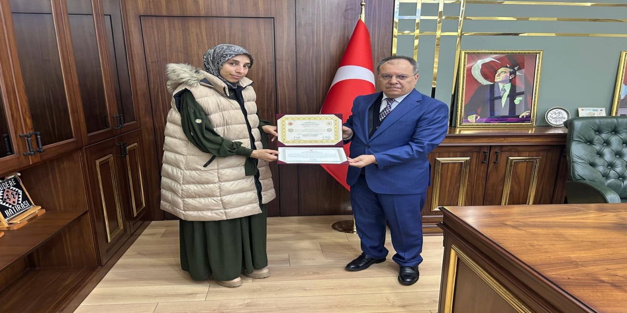 Şırnak’ta Genç Kadına Hafızlık Belgesi Takdim Edildi