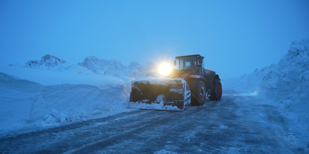 Baharda Kış Esareti! Muş-Bitlis Güvenlik Yolunda Kar Kalınlığı 4 Metreyi Buldu
