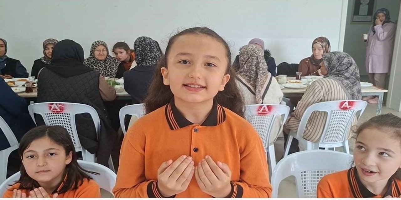 Minik Öğrenciden Duygulandıran Yemek Duası