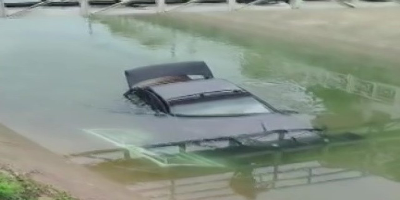 Faciadan Dönüldü: Araç Kanala Uçtu, Sürücü Kurtuldu