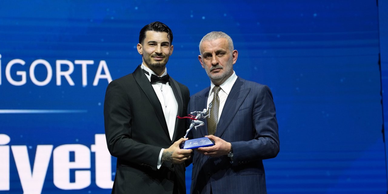 Kurtarışları ile Türkiye'yi 24 Yıl Sonra Dünya Kupasına taşıdı, Yılın Futbolcusu  seçildi