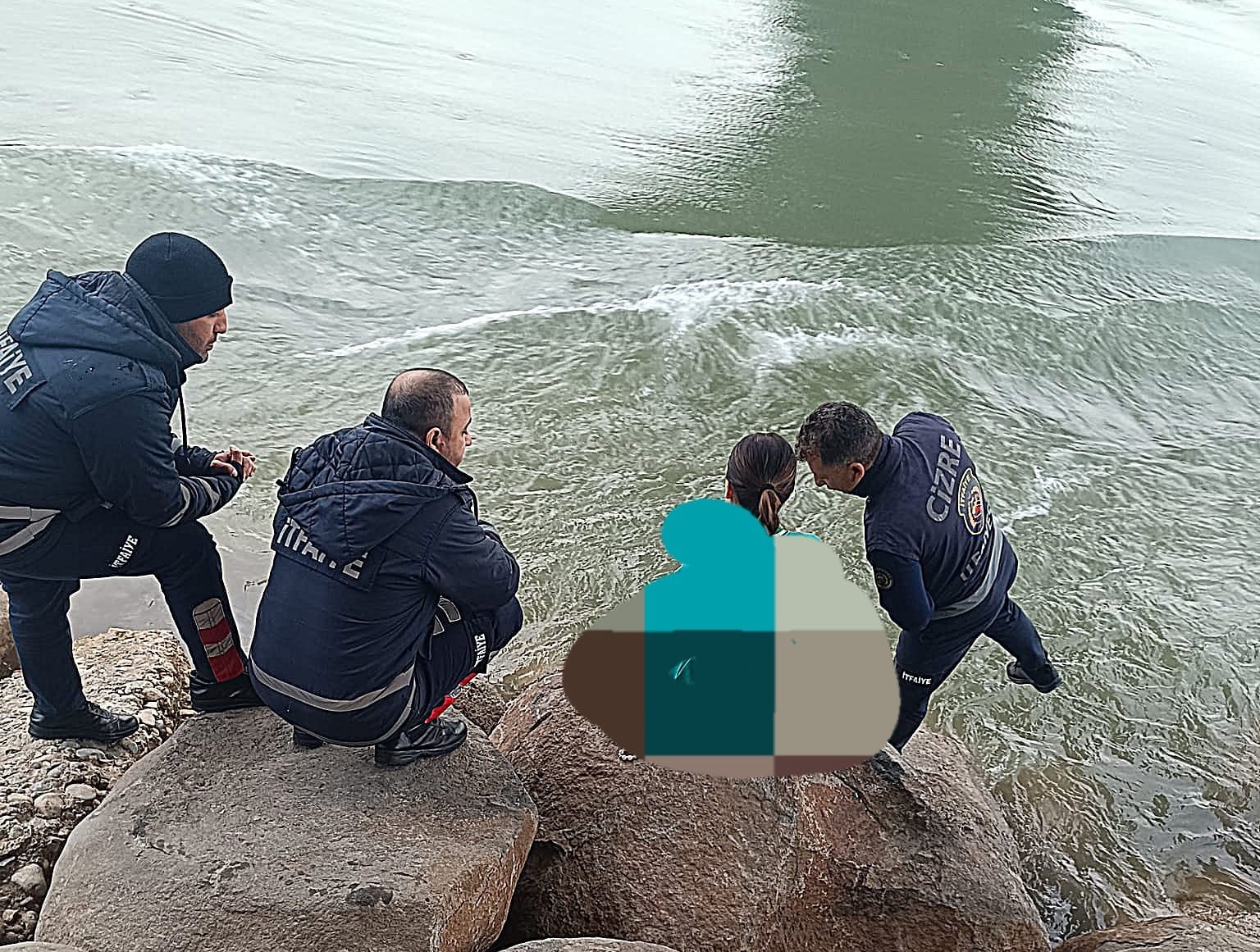 Cizre’de Belediye personelinin dikkati genç kızın hayatını kurtardı