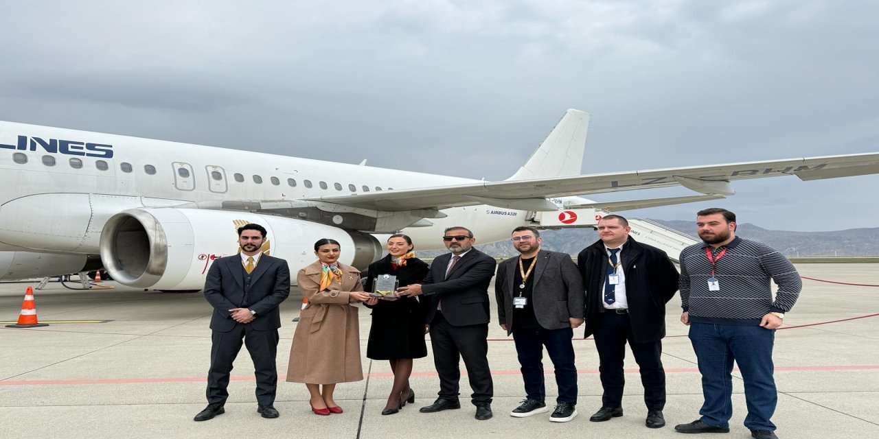 Şırnak Şerafettin Elçi Havalimanı Müdüründen Ur Airlines Yöneticilerine Plaket