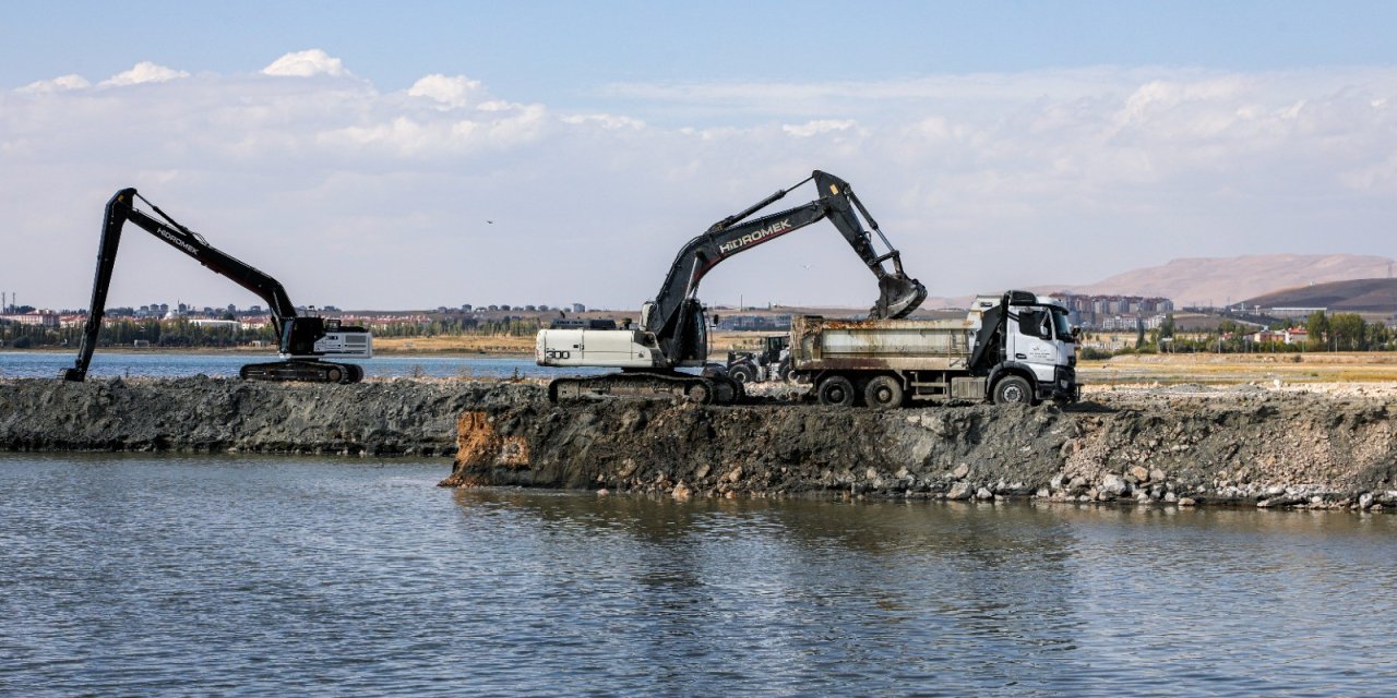 Van Gölünde Dip Çamur Temizliği: 2 milyon 86 bin metreküp çamur çıkarıldı