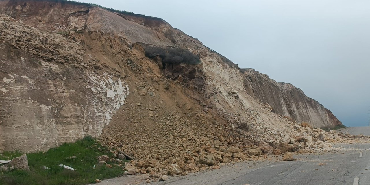 Batman'da Üniversite yolu heyelan nedeni ile ulaşıma kapandı