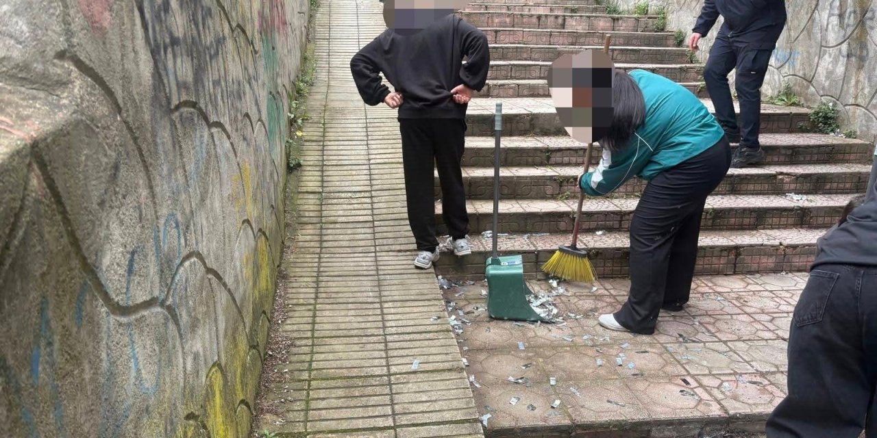 Önce Kirlettiler sonra elleriyle temizlediler