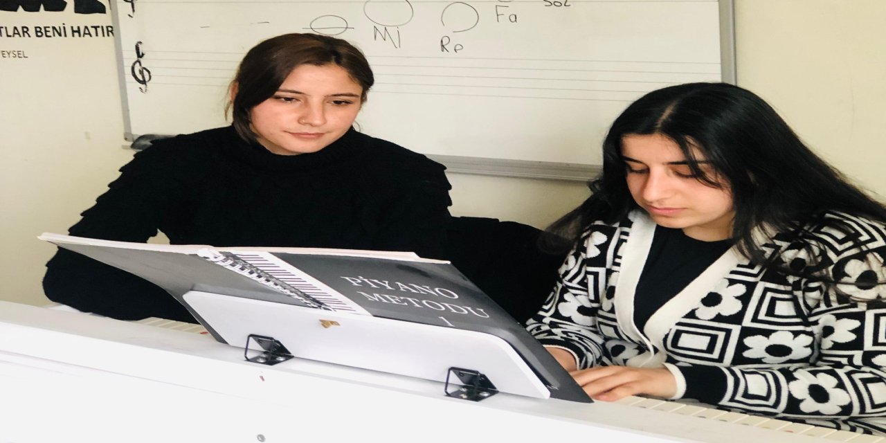Silopi’de Gençlik Merkezi’nde Piyano Eğitimi Sürüyor