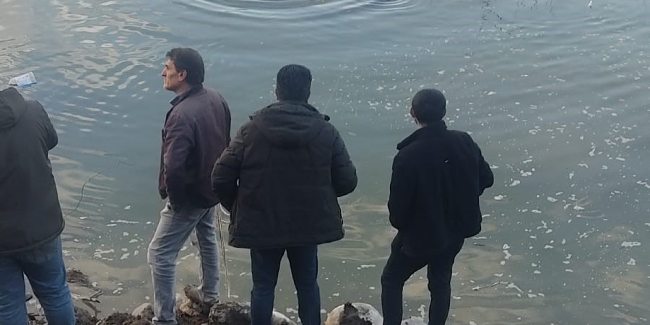 Baraj gölüne uçan otomobildeki sürücüyü ekipler kurtardı