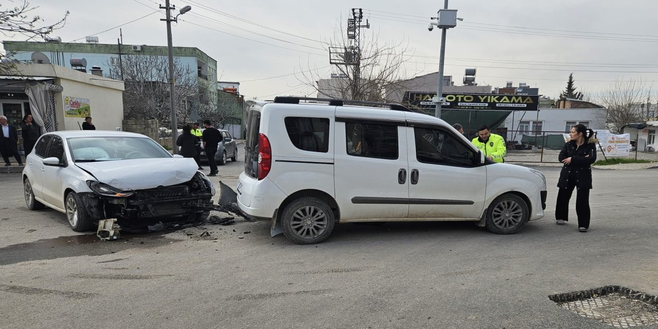 Otomobil ile hafif ticari araç çarpıştı: 1 yaralı