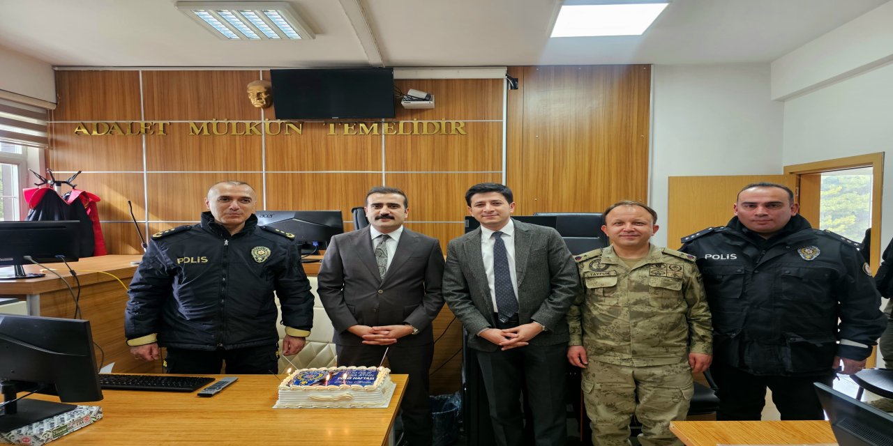 Tatvan Adliyesi’nde Polislere "Duruşma" Sürprizi! Pasta Keserek Kutladılar