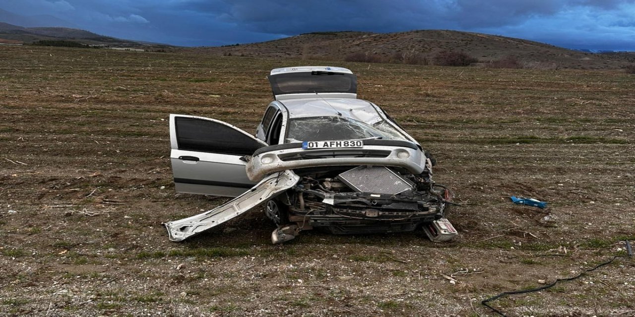 Malatya'da aydınlatma direğine çarpan araç takla attı: 3 yaralı