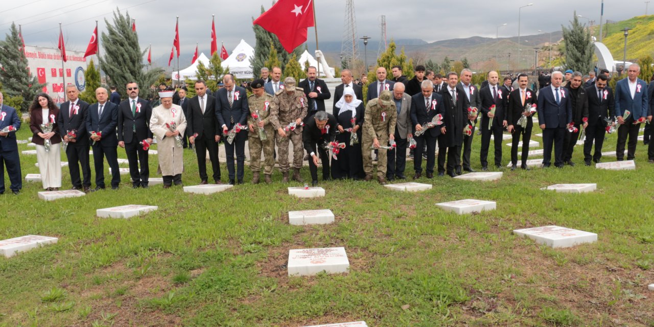Şırnak'ta Polis Haftası etkinlikleri kapsamında şehitler anıtına karanfil bırakıldı