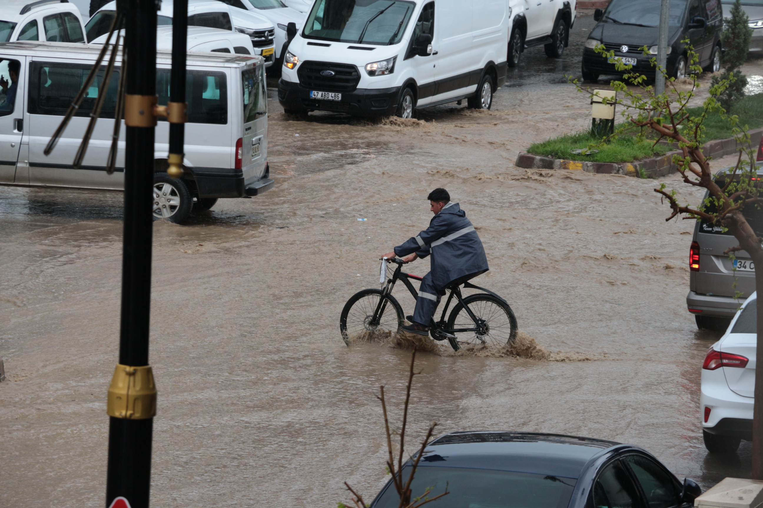 Cizre’de sağanak yağış Cadde ve sokakları göle çevirdi
