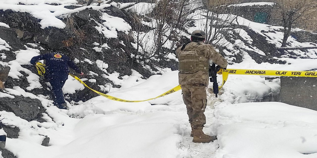 Çatak'ta toprak kayması: 2 katlı ev hasar gördü