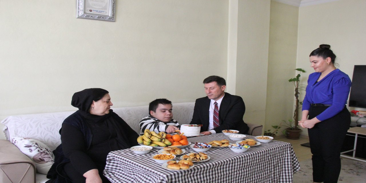 Cizre’de Evde Eğitim Gören Öğrenciye Sürpriz Doğum Günü Ziyareti