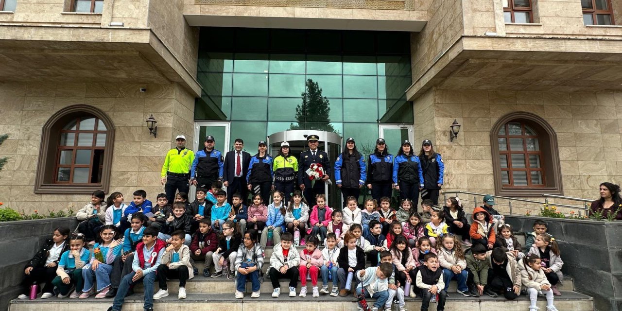 Cizreli Miniklerden Polislere "Anlamlı" Ziyaret