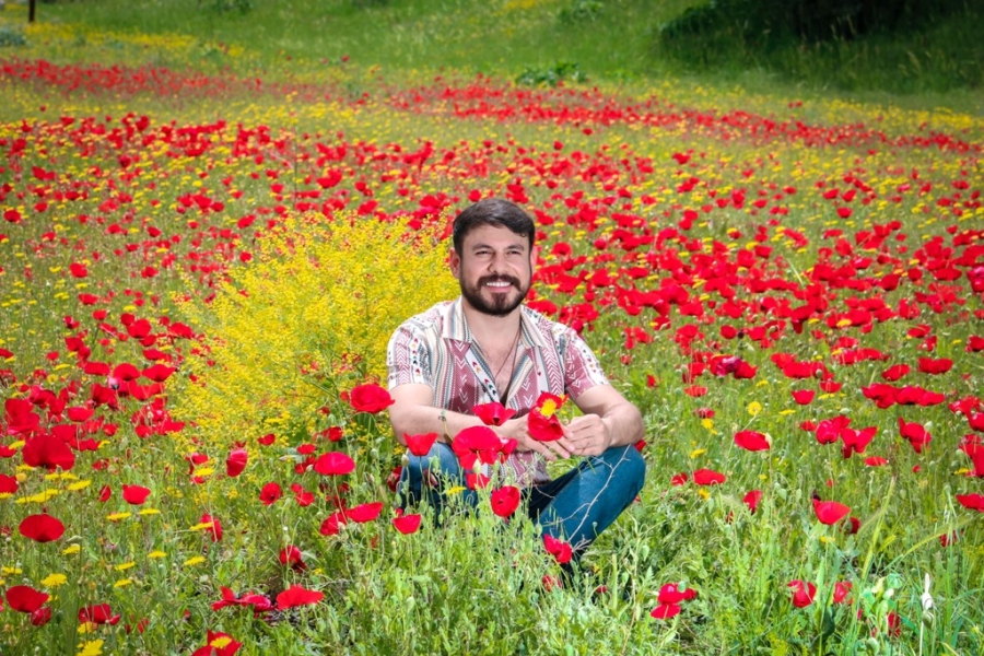 Şırnak’ta tarlalar kırmızıya boyandı, fotoğrafçılar için doğal stüdyo oldu