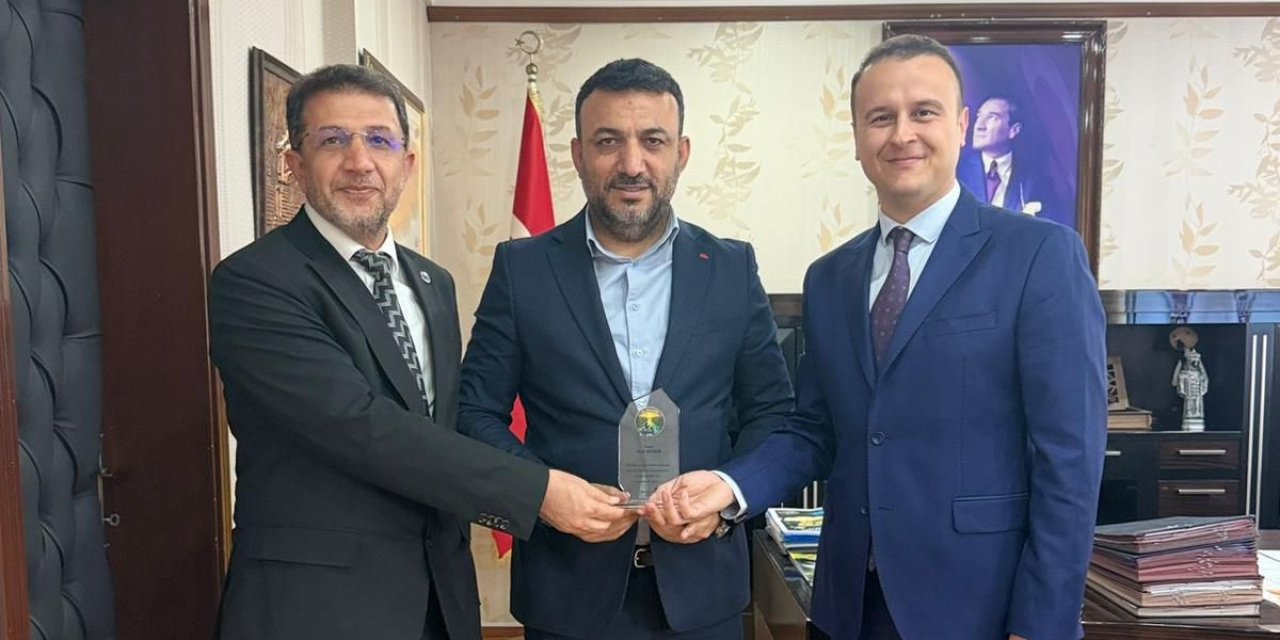 İdil Kitap Fuarı’na Destek Veren İdil Derneği’ne Anlamlı Plaket