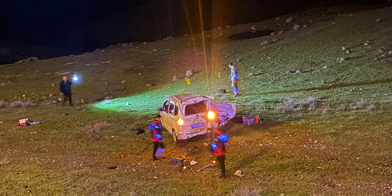 Cizre’de hafif ticari araç şarampole yuvarlandı: 1 ölü, 1 ağır yaralı