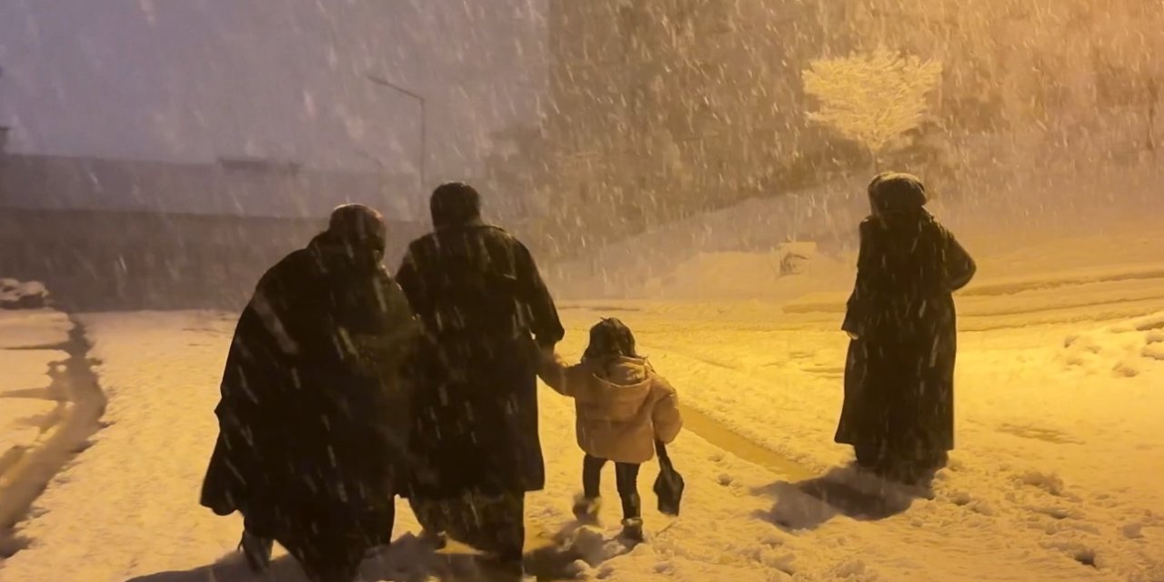 Yüksekova’da nisan karı: İlçe yeniden beyaza büründü, kartpostallık görüntüler ortaya çıktı