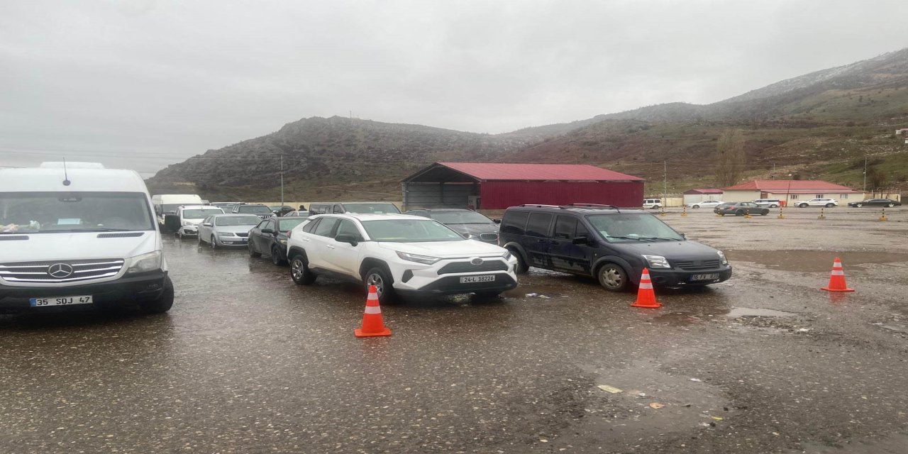 Çukurca Üzümlü Sınır Kapısı'nda sistem arızası