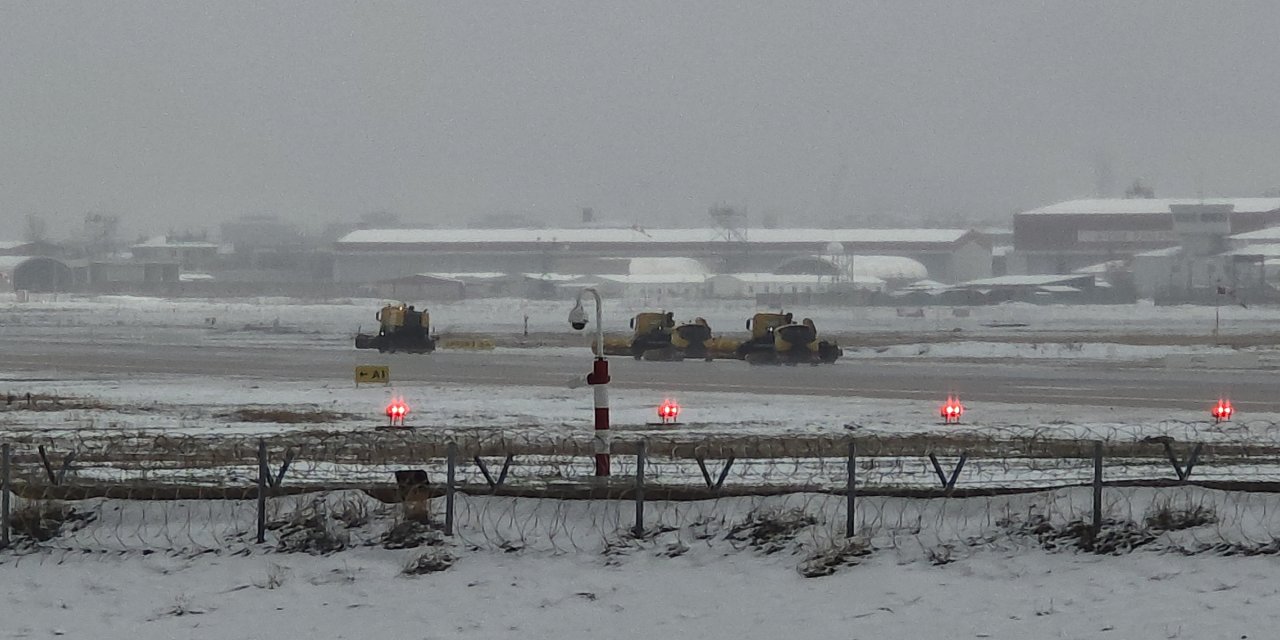 Kar Fırtınası Van’ı Vurdu: Yollar Kapandı, Uçaklar Havada Kaldı!