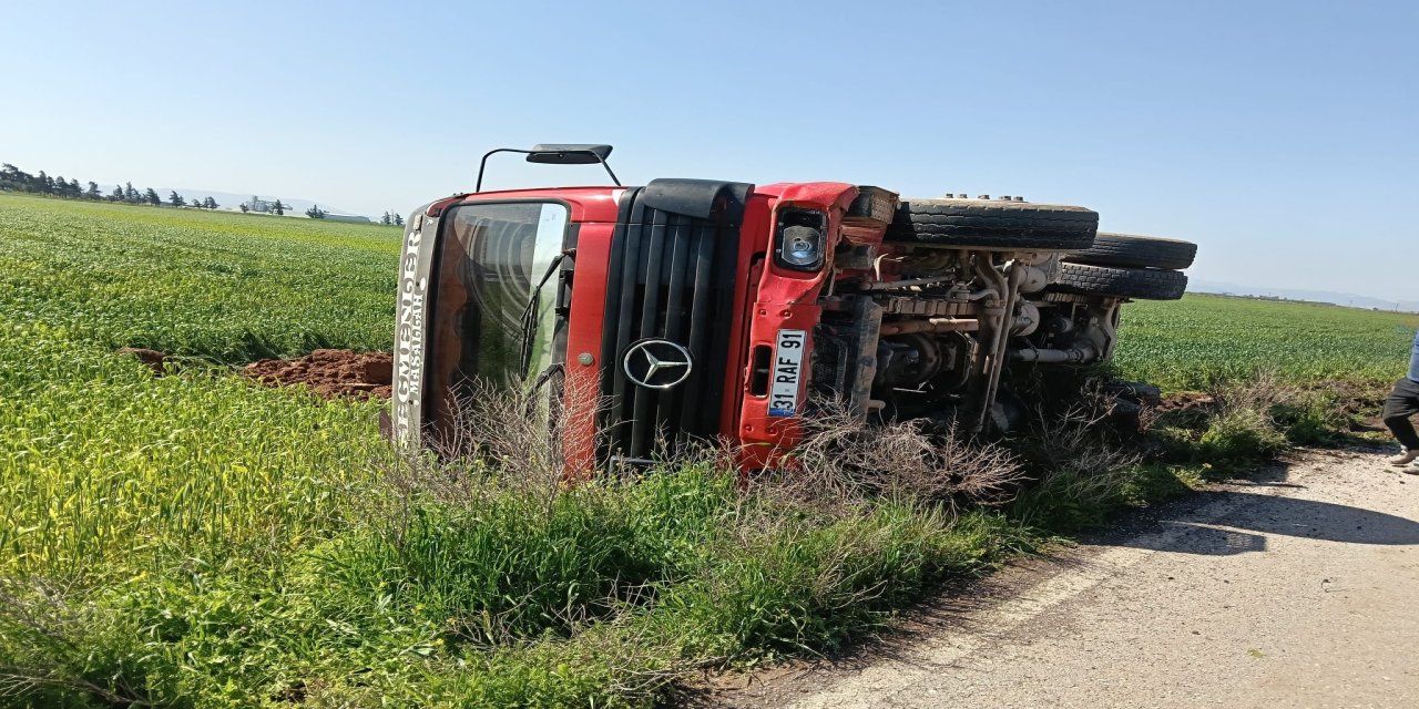 Hatay’da Kontrolden Çıkan Tır Devrildi: Sürücü Yaralandı